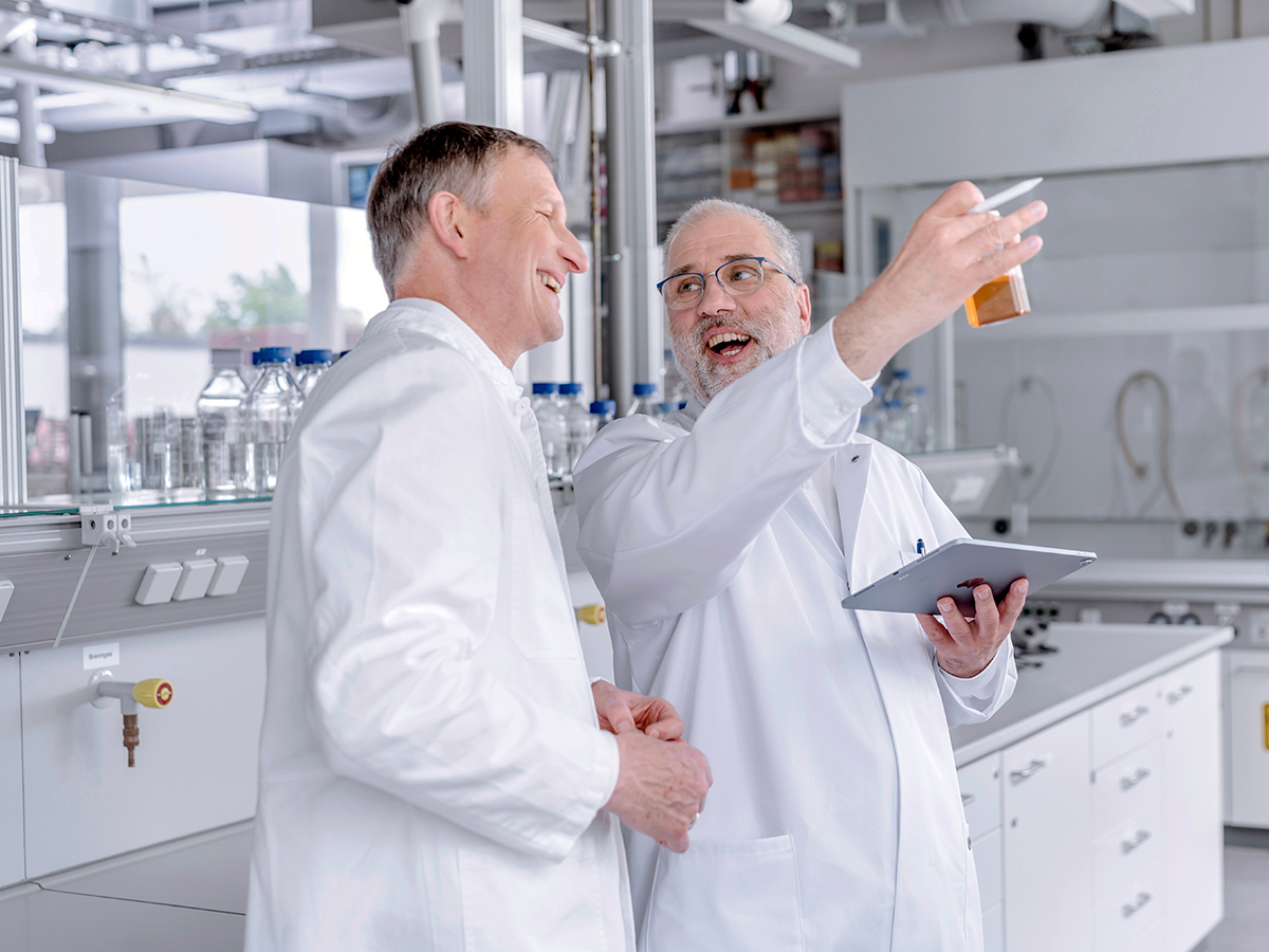pelobiotech-gmbh-researcher-smiling-in-the-lab-9201.jpg pelobiotech-gmbh-researcher-smiling-in-the-lab-9201.jpg